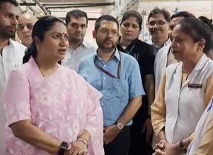 Delhi CM Rekha Gupta visits Lal Bahadur Shastri Hospital, reviews healthcare services Delhi CM Rekha Gupta visits Lal Bahadur Shastri Hospital, reviews healthcare services