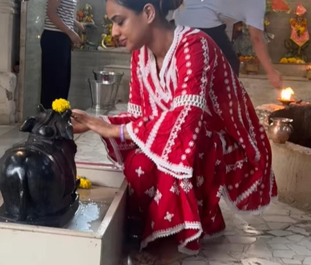 Nia Sharma offers prayers on first Monday of holy ‘Sawan’ month, seeks Lord Shiva’s blessings Nia Sharma offers prayers on first Monday of holy ‘Sawan’ month, seeks Lord Shiva’s blessings