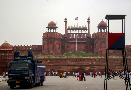 Red Fort area combed as Delhi Mayor’s office gets email threatening bomb blasts Red Fort area combed as Delhi Mayor’s office gets email threatening bomb blasts