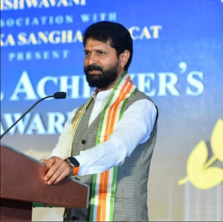 K’taka BJP cites Priyanka’s pro-women slogan, criticises Congress over all-male Cabinet