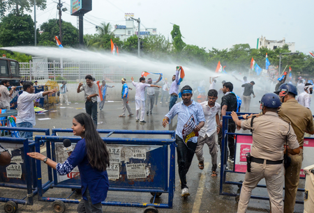 Student protest over teacher recruitments at varsities turns tense in Patna, police use water cannons