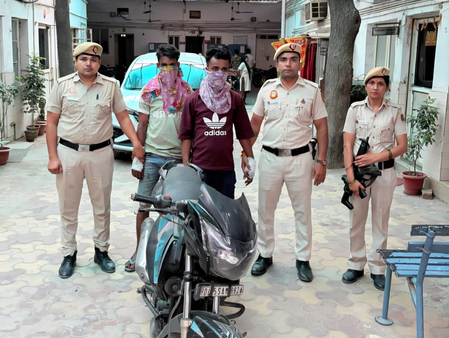 Delhi: Two habitual offenders arrested for robbery, snatching cases in Harsh Vihar Delhi: Two habitual offenders arrested for robbery, snatching cases in Harsh Vihar