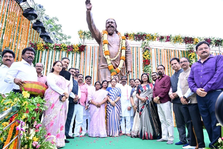 Jharkhand CM unveils 14 ft statue of Shibu Soren on first death anniversary