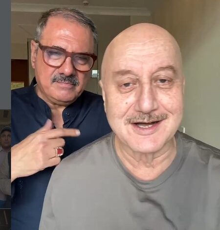 Anupam Kher celebrates Boman Irani as ‘Khurana Saab’ after ‘Khosla Ka Ghosla 2’ wrap up Anupam Kher celebrates Boman Irani as ‘Khurana Saab’ after ‘Khosla Ka Ghosla 2’ wrap up