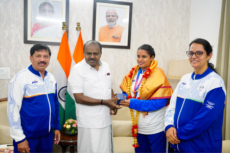 Kumaraswamy felicitates Karnataka para-athlete Shilpa K. Shaila for CWG bronze