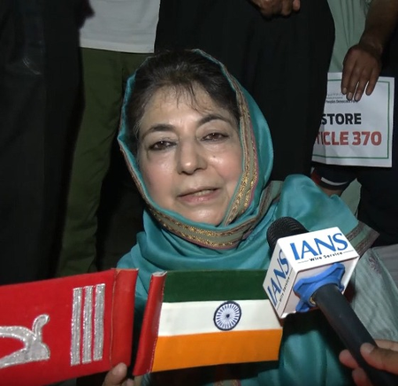 Mehbooba Mufti holds Tricolour upside down; Giriraj Singh calls her ‘terrorist’ Mehbooba Mufti holds Tricolour upside down; Giriraj Singh calls her ‘terrorist’