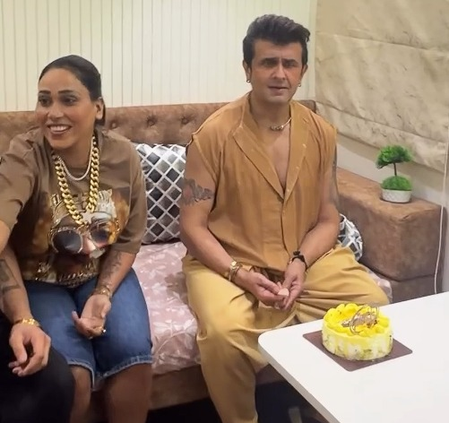 Afsana Khan gets emotional as Sonu Nigam reveals she is the ‘first person ever cut his birthday cake’ Afsana Khan gets emotional as Sonu Nigam reveals she is the ‘first person ever cut his birthday cake’