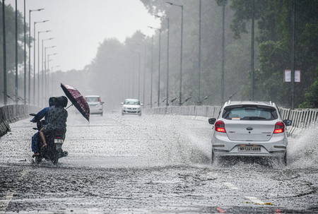 Met Dept predicts heavy rain, thunderstorms in south Bengal districts for next 24 hours Met Dept predicts heavy rain, thunderstorms in south Bengal districts for next 24 hours