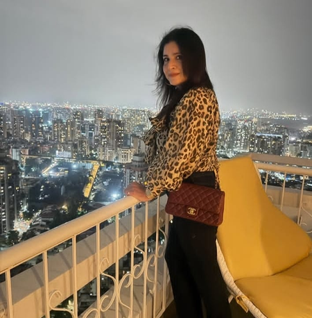 Mouni Roy turns photographer for Maheep Kapoor, captures her skyline moments Mouni Roy turns photographer for Maheep Kapoor, captures her skyline moments
