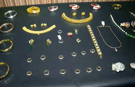Gold, diamond jewellery worth Rs 1 crore seized at Kolkata Airport, one arrested
