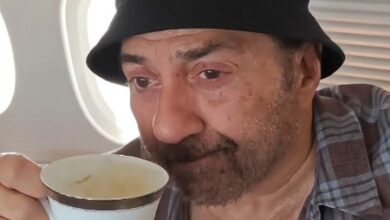 Sunny Deol and Karan Deol indulge in ‘Baap Beta Dialoguebaazi’ on a flight Sunny Deol and Karan Deol indulge in ‘Baap Beta Dialoguebaazi’ on a flight