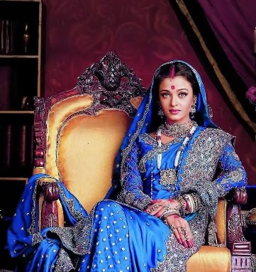 Aishwarya Rai Bachchan, SRK and Madhuri Dixit’s ‘Devdas’ redefined costume design Aishwarya Rai Bachchan, SRK and Madhuri Dixit’s ‘Devdas’ redefined costume design