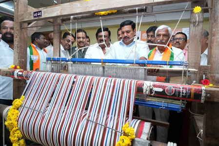 K’taka BJP celebrates National Handloom Day, credits PM Modi govt K’taka BJP celebrates National Handloom Day, credits PM Modi govt