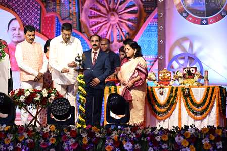 Odisha Guv urges weekly handloom use to support weavers Odisha Guv urges weekly handloom use to support weavers