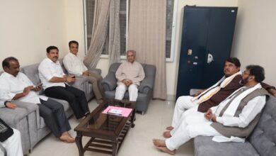 Karnataka BJP delegation meets former Council Chairman Horatti, alleges Congress used ‘goondagiri’ to force resignation Karnataka BJP delegation meets former Council Chairman Horatti, alleges Congress used ‘goondagiri’ to force resignation