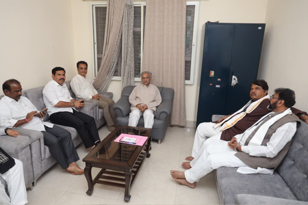 Karnataka BJP delegation meets former Council Chairman Horatti, alleges Congress used ‘goondagiri’ to force resignation Karnataka BJP delegation meets former Council Chairman Horatti, alleges Congress used ‘goondagiri’ to force resignation