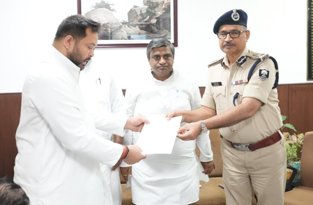 Tejashwi Yadav meets Bihar DGP, raises Siwan firing and rising crime Tejashwi Yadav meets Bihar DGP, raises Siwan firing and rising crime