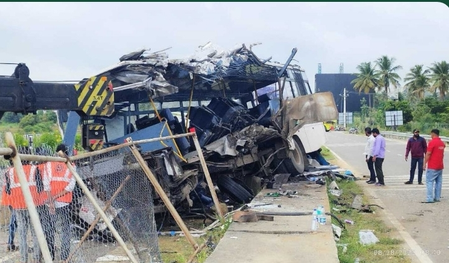 Two killed, four critical as Kerala bus overturns after hitting signboard on Bengaluru-Mysuru Expressway Two killed, four critical as Kerala bus overturns after hitting signboard on Bengaluru-Mysuru Expressway