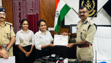 Twin sisters nab mobile phone snatcher in MP, felicitated by police