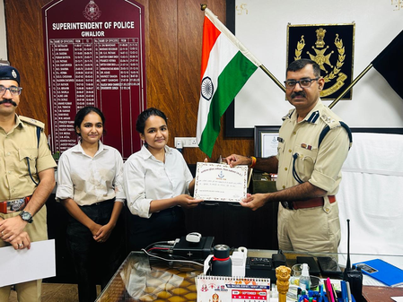 Twin sisters nab mobile phone snatcher in MP, felicitated by police Twin sisters nab mobile phone snatcher in MP, felicitated by police