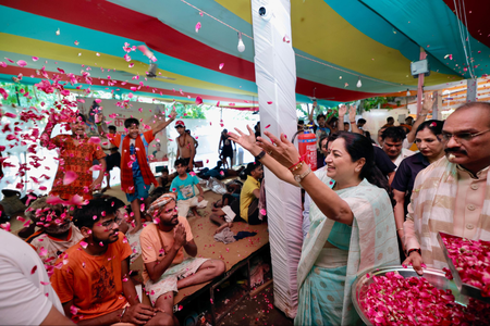 Delhi CM Rekha Gupta welcomes Kanwariyas in Mayapuri, reviews arrangements Delhi CM Rekha Gupta welcomes Kanwariyas in Mayapuri, reviews arrangements