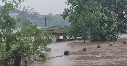 MP: Heavy rain floods Narmada, cuts Dindori-Jabalpur road link; schools to remain closed MP: Heavy rain floods Narmada, cuts Dindori-Jabalpur road link; schools to remain closed