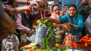 Thousands of Kanwariyas, devotees flock to Shiva Temples in UP, U’khand on 2nd Monday of Shravan Thousands of Kanwariyas, devotees flock to Shiva Temples in UP, U’khand on 2nd Monday of Shravan