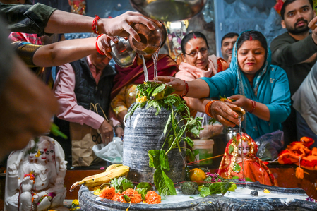 Thousands of Kanwariyas, devotees flock to Shiva Temples in UP, U’khand on 2nd Monday of Shravan Thousands of Kanwariyas, devotees flock to Shiva Temples in UP, U’khand on 2nd Monday of Shravan