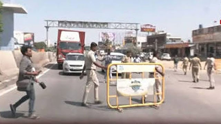 TN vehicles face blockade as K’taka outfits call for border closure at Attibele on Cauvery issue TN vehicles face blockade as K’taka outfits call for border closure at Attibele on Cauvery issue