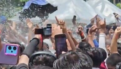 JPSC stir: Protesters breach barricades, break into dance over use of water cannons