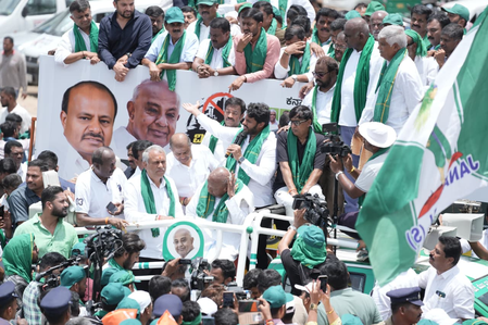 K’taka: Deve Gowda flags off second day of Bidadi padayatra K’taka: Deve Gowda flags off second day of Bidadi padayatra