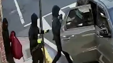 Masked robbers take jewels worth million from US Indian jeweller in 1-minute heist Masked robbers take jewels worth million from US Indian jeweller in 1-minute heist
