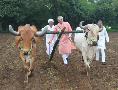 Gujarat Governor advocates natural farming, citing improved soil fertility, cost savings