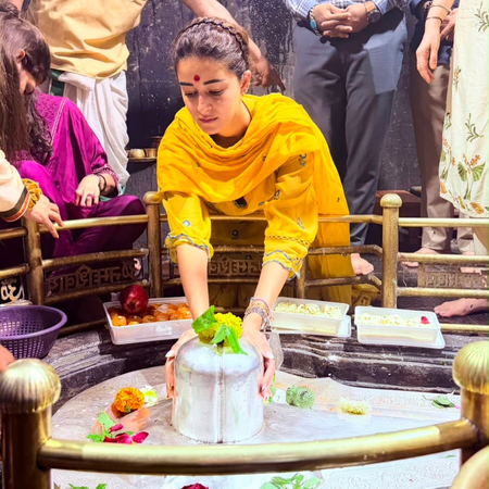 Ananya Panday offers prayers at Bhimashankar Jyotirlinga on Sawan Shivratri Ananya Panday offers prayers at Bhimashankar Jyotirlinga on Sawan Shivratri