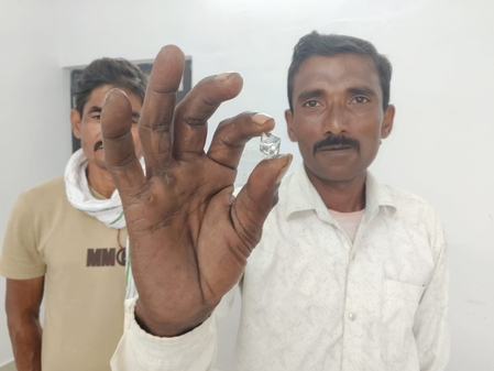 MP: Panna labourers strike fortune with 17-carat diamond valued at over Rs 50 lakh MP: Panna labourers strike fortune with 17-carat diamond valued at over Rs 50 lakh