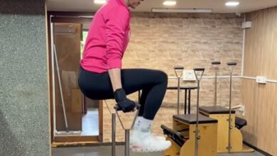 Gautami Kapoor puts ‘balance and concentration’ to test with challenging workout Gautami Kapoor puts ‘balance and concentration’ to test with challenging workout
