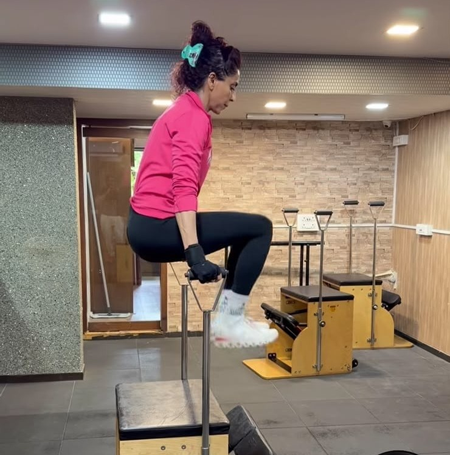 Gautami Kapoor puts ‘balance and concentration’ to test with challenging workout Gautami Kapoor puts ‘balance and concentration’ to test with challenging workout