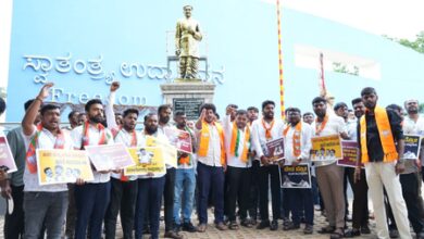 K’taka BJP Yuva Morcha protests demanding Nagendra’s resignation