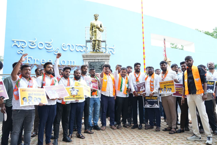 K’taka BJP Yuva Morcha protests demanding Nagendra’s resignation