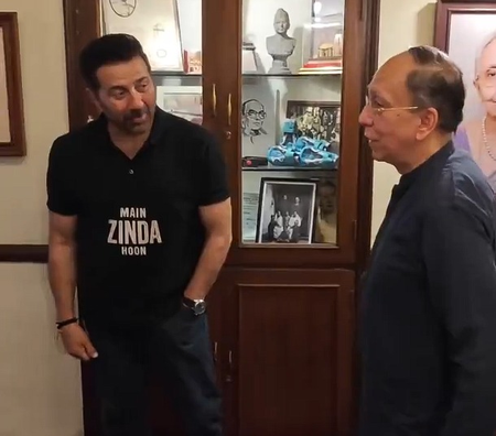Sunny Deol meets Subhas Chandra Bose’s grandnephew ahead of ‘Batwara 1947’ release Sunny Deol meets Subhas Chandra Bose’s grandnephew ahead of ‘Batwara 1947’ release