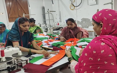 Bihar: ‘Jeevika Didis’ take up the task of making Tricolours under ‘Har Ghar Tiranga’ campaign Bihar: ‘Jeevika Didis’ take up the task of making Tricolours under ‘Har Ghar Tiranga’ campaign