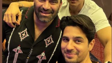 Sidharth Malhotra reunites with Nikitin Dheer, Shiv Panditt on Shershaah’s fifth anniversary