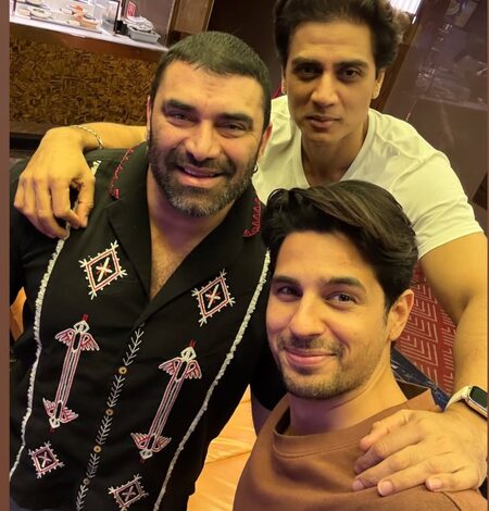 Sidharth Malhotra reunites with Nikitin Dheer, Shiv Panditt on Shershaah’s fifth anniversary Sidharth Malhotra reunites with Nikitin Dheer, Shiv Panditt on Shershaah’s fifth anniversary