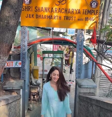 Sandeepa Dhar offers prayers at Srinagar’s Shankaracharya Temple, calls it ‘blessed darshan’ Sandeepa Dhar offers prayers at Srinagar’s Shankaracharya Temple, calls it ‘blessed darshan’