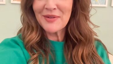 Drew Barrymore has emotional reunion with flight attendant who comforted her Drew Barrymore has emotional reunion with flight attendant who comforted her