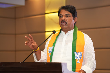 Tricolour hoisting: BJP accuses K’taka Minister of seeking exemption; Cong denies allegations Tricolour hoisting: BJP accuses K’taka Minister of seeking exemption; Cong denies allegations