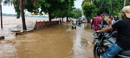 Jharkhand rivers in spate amid relentless rain, flood threat looms in several districts
