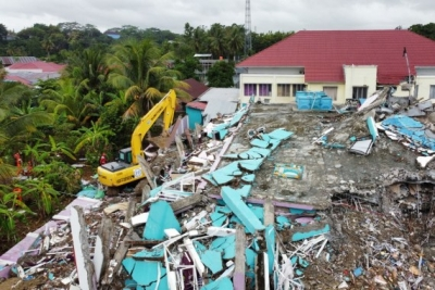 7.7-magnitude quake strikes off Indonesia, tsunami warning issued 7.7-magnitude quake strikes off Indonesia, tsunami warning issued