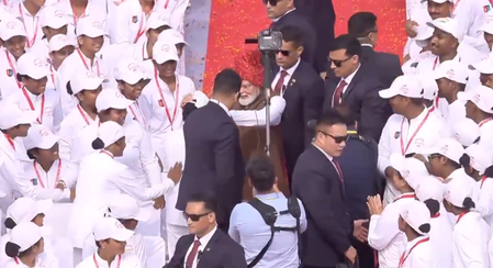 PM Modi breaks protocol to meet children, picks up fallen cap in heartwarming Red Fort moment PM Modi breaks protocol to meet children, picks up fallen cap in heartwarming Red Fort moment