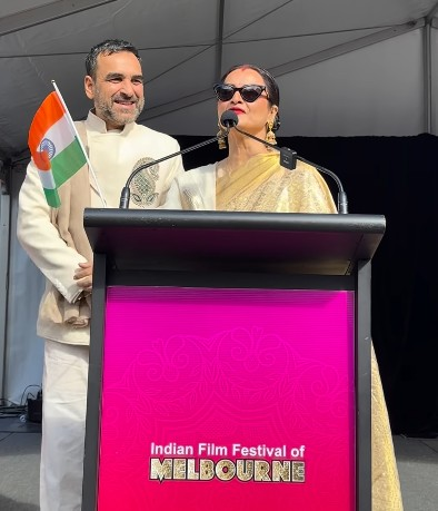 Rekha turns English teacher for Pankaj Tripathi in Melbourne Rekha turns English teacher for Pankaj Tripathi in Melbourne